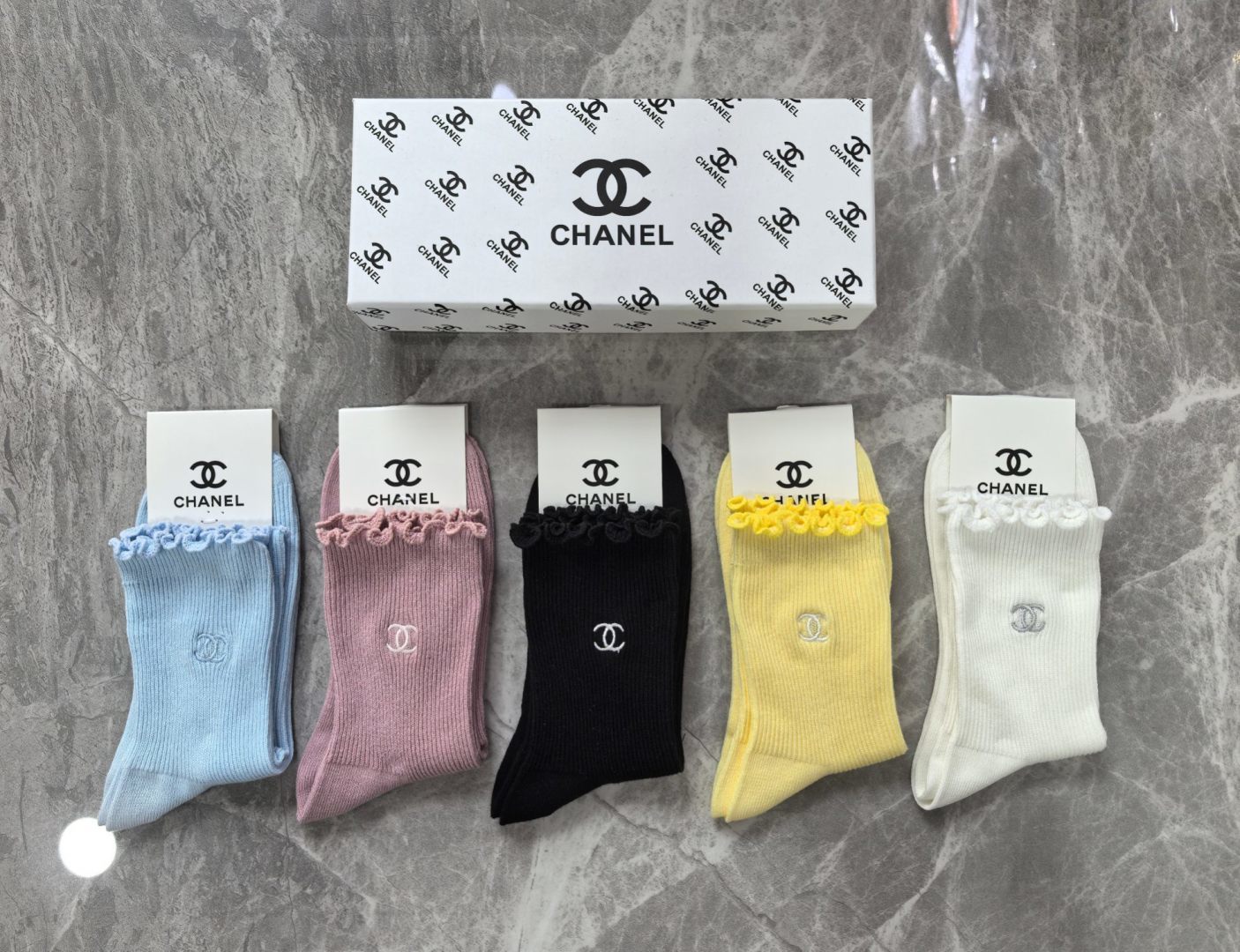 💛配专柜包装 CHANEL（香奈儿）最新双针中长筒刺绣款堆堆袜袜子！一盒五双，专柜同步筒袜袜子，💛大牌出街，潮人必备🔥超