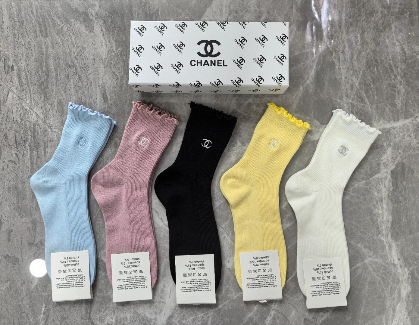 💛配专柜包装 CHANEL（香奈儿）最新双针中长筒刺绣款堆堆袜袜子！一盒五双，专柜同步筒袜袜子，💛大牌出街，潮人必备🔥超