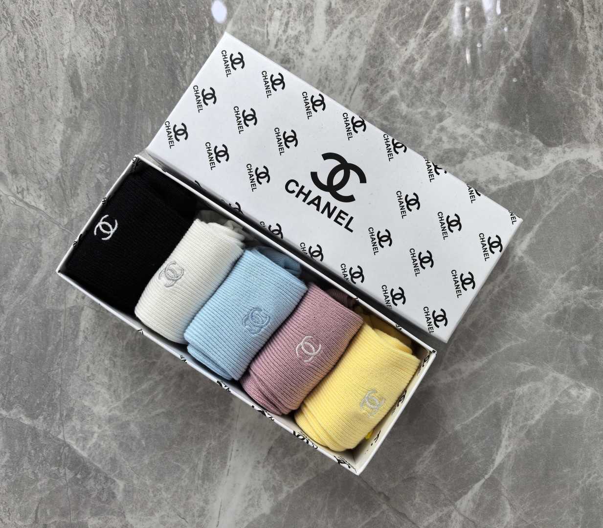 💛配专柜包装 CHANEL（香奈儿）最新双针中长筒刺绣款堆堆袜袜子！一盒五双，专柜同步筒袜袜子，💛大牌出街，潮人必备🔥超