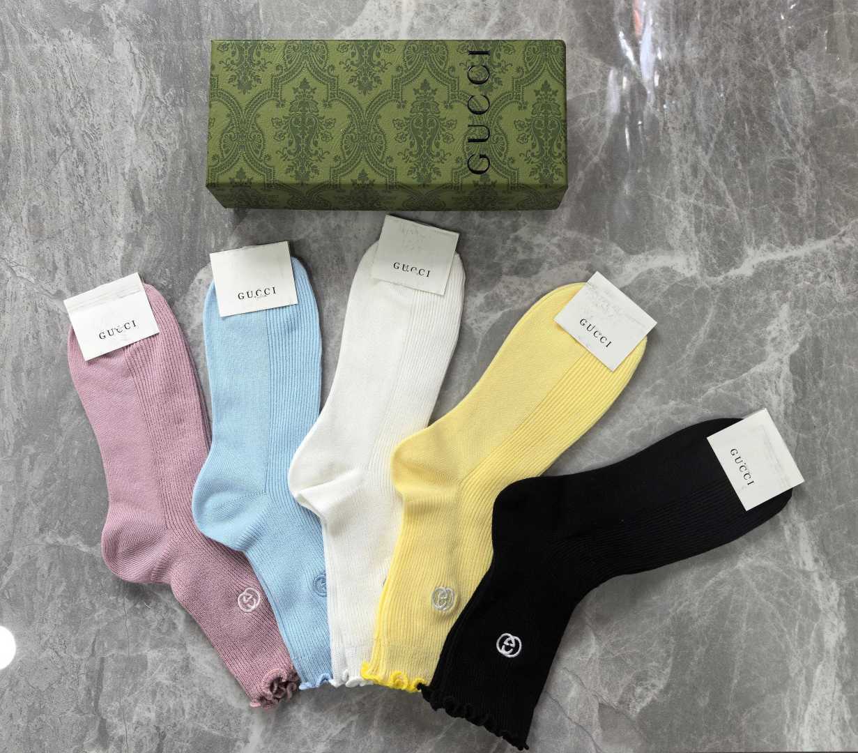 💛配专柜包装 GUCCI（古驰）最新双针中长筒刺绣款堆堆袜袜子！一盒五双，专柜同步筒袜袜子，💛大牌出街，潮人必备🔥超好搭