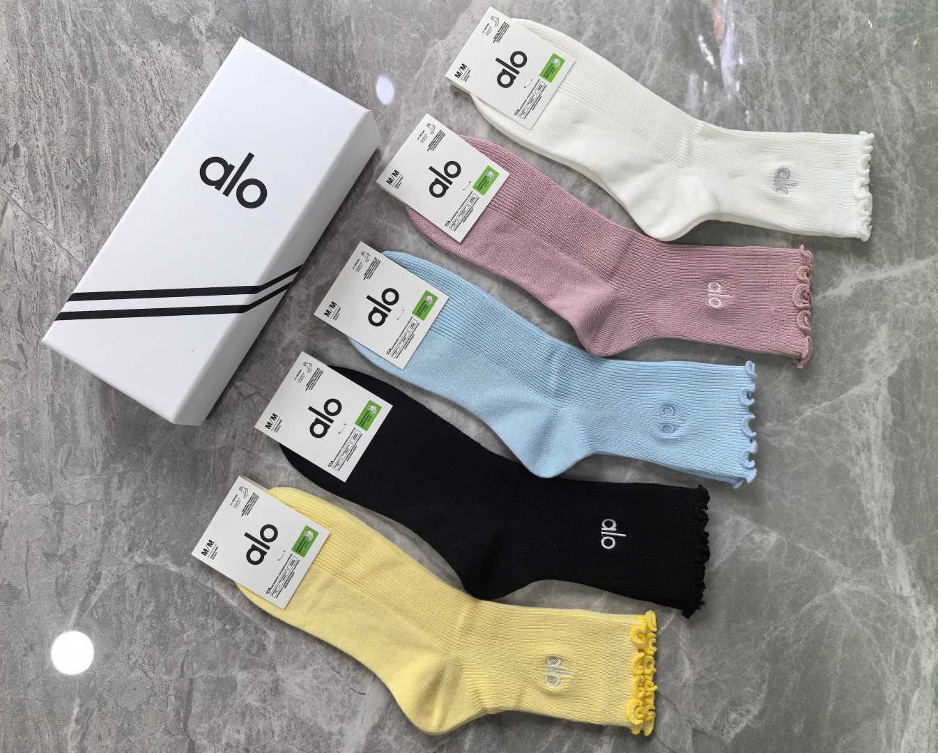 💛配专柜包装 ALO（阿洛）最新双针中长筒刺绣款堆堆袜袜子！一盒五双，专柜同步筒袜袜子，💛大牌出街，潮人必备🔥超好搭