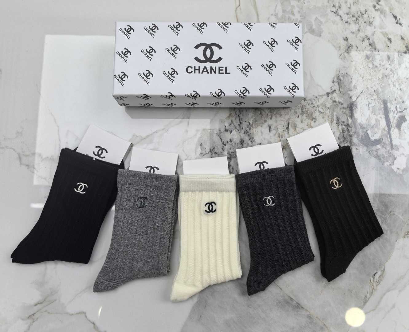 💛配专柜包装 CHANEL（香奈儿）最新双针中长筒刺绣款堆堆袜袜子！一盒五双，专柜同步筒袜袜子，💛大牌出街，潮人必备🔥超
