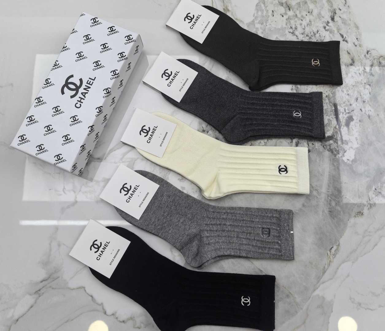 💛配专柜包装 CHANEL（香奈儿）最新双针中长筒刺绣款堆堆袜袜子！一盒五双，专柜同步筒袜袜子，💛大牌出街，潮人必备🔥超
