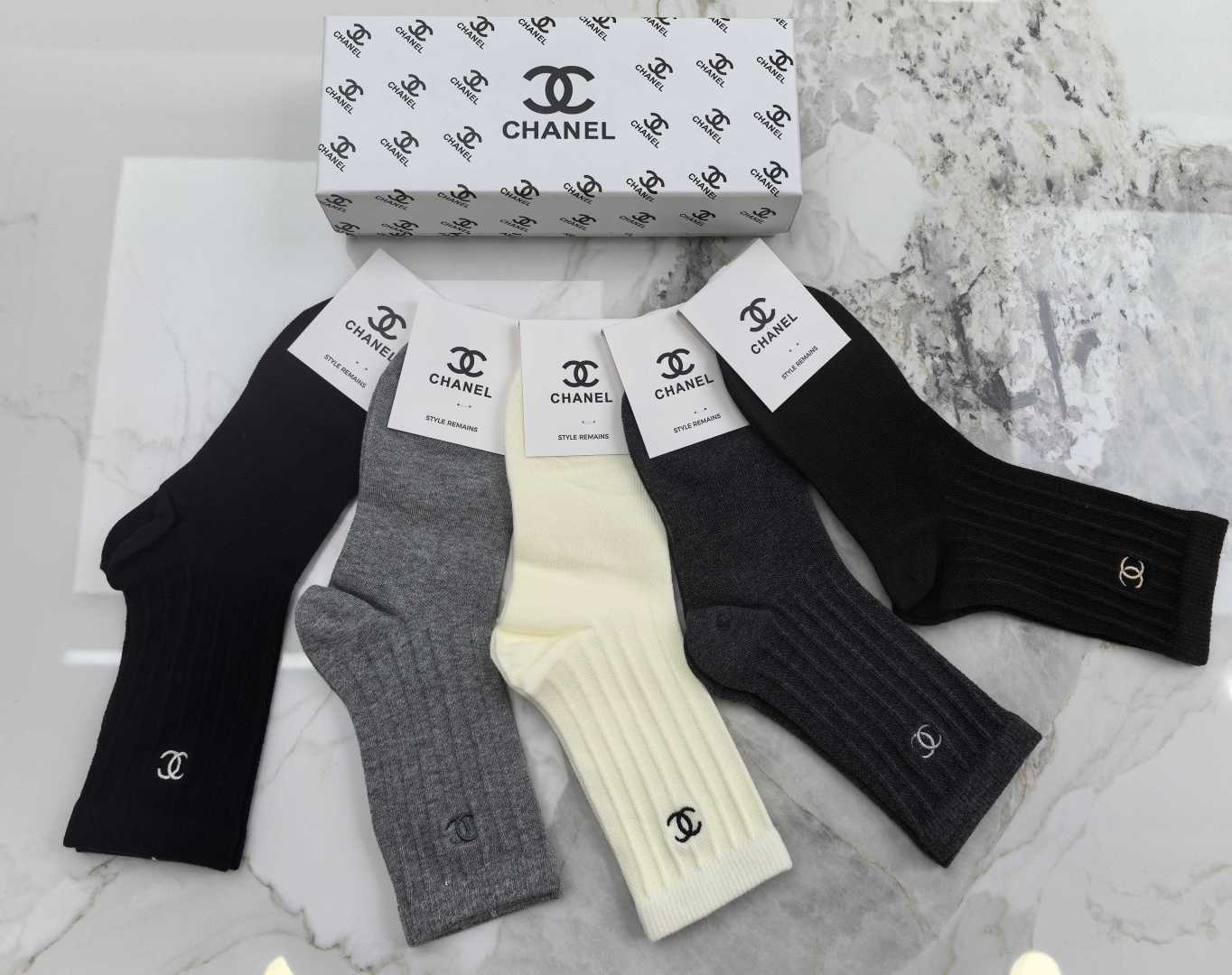 💛配专柜包装 CHANEL（香奈儿）最新双针中长筒刺绣款堆堆袜袜子！一盒五双，专柜同步筒袜袜子，💛大牌出街，潮人必备🔥超