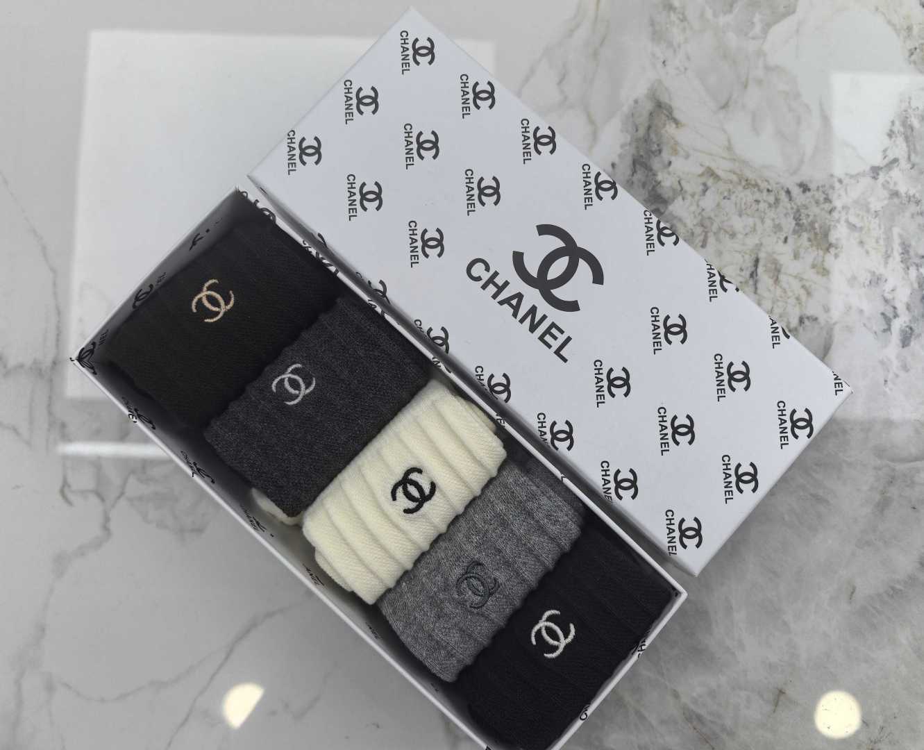 💛配专柜包装 CHANEL（香奈儿）最新双针中长筒刺绣款堆堆袜袜子！一盒五双，专柜同步筒袜袜子，💛大牌出街，潮人必备🔥超