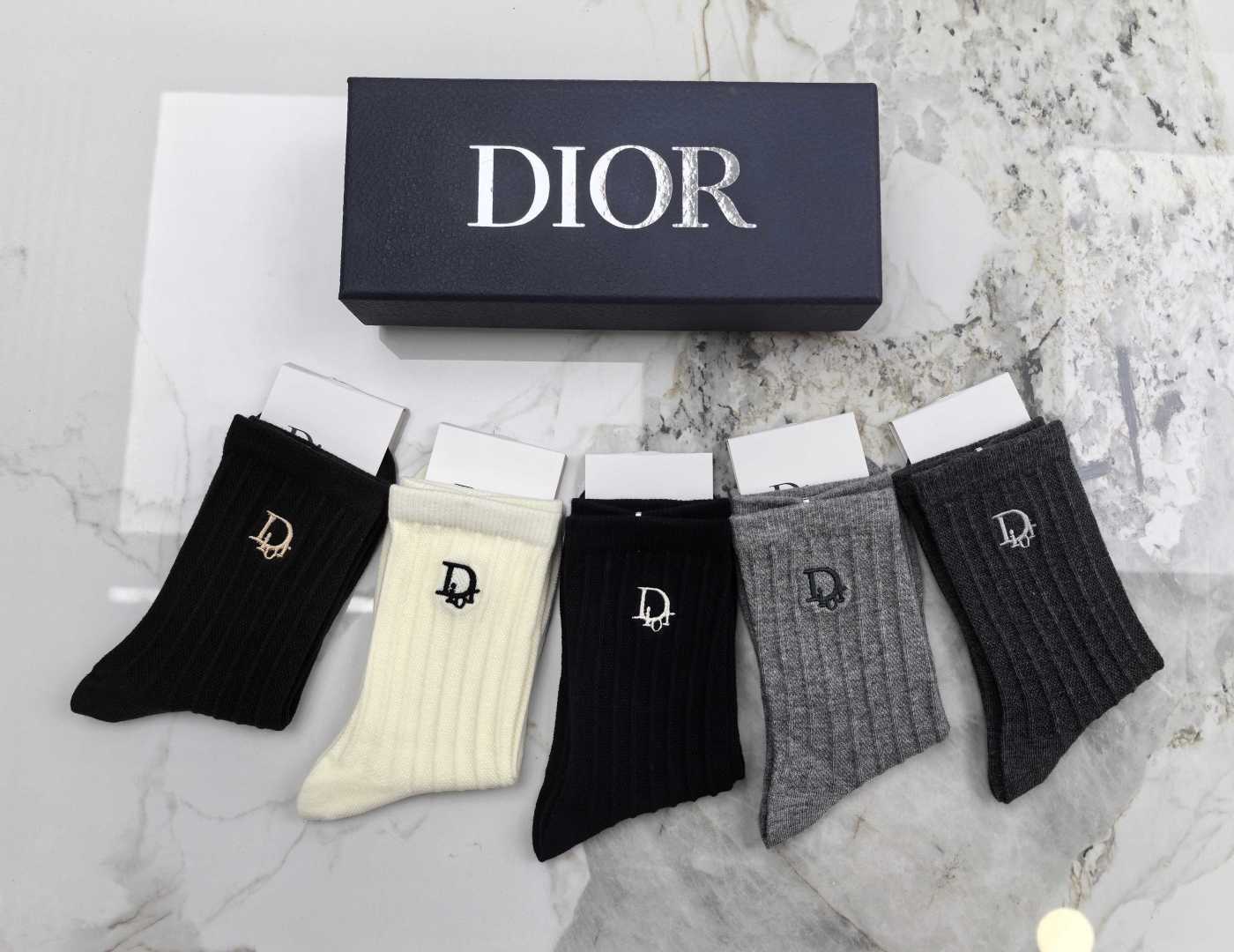 💛配专柜包装 DIOR（迪奥）最新双针中长筒刺绣款堆堆袜袜子！一盒五双，专柜同步筒袜袜子，💛大牌出街，潮人必备🔥超好搭