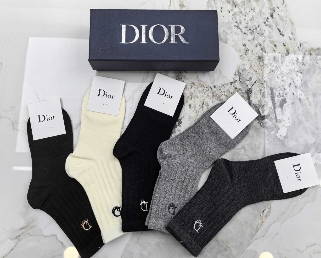 💛配专柜包装 DIOR（迪奥）最新双针中长筒刺绣款堆堆袜袜子！一盒五双，专柜同步筒袜袜子，💛大牌出街，潮人必备🔥超好搭