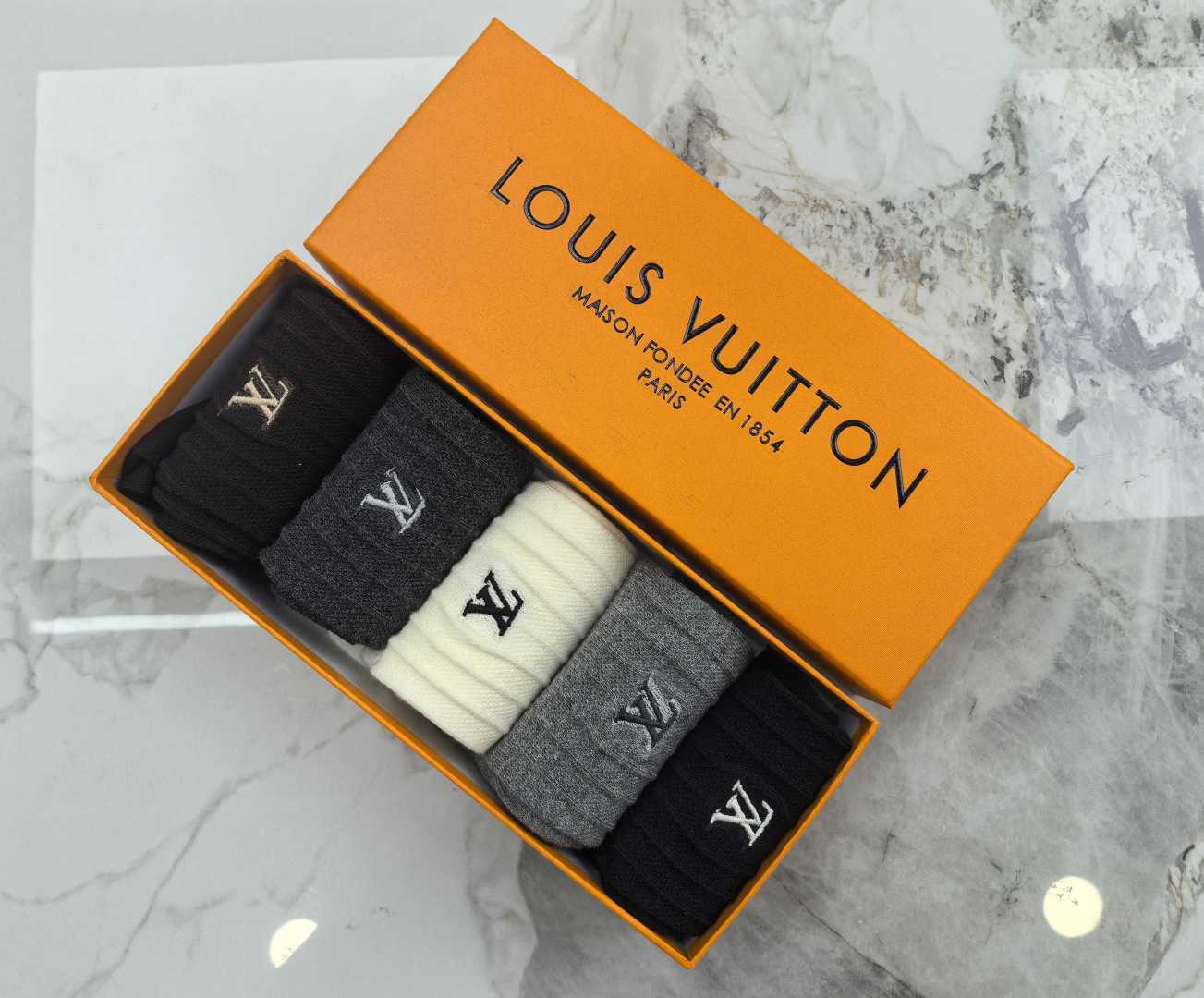 💛配专柜包装 LV（路易威登）最新双针中长筒刺绣款堆堆袜袜子！一盒五双，专柜同步筒袜袜子，💛大牌出街，潮人必备🔥超好搭