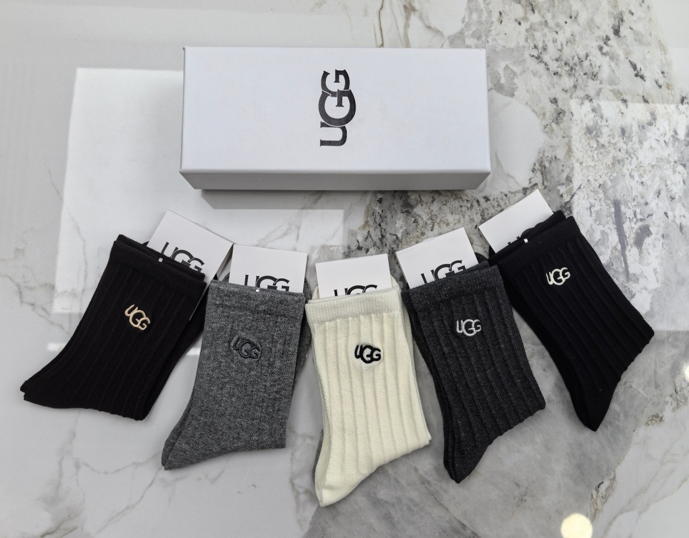 💛配专柜包装 UGG最新双针中长筒刺绣款堆堆袜袜子！一盒五双，专柜同步筒袜袜子，💛大牌出街，潮人必备🔥超好搭