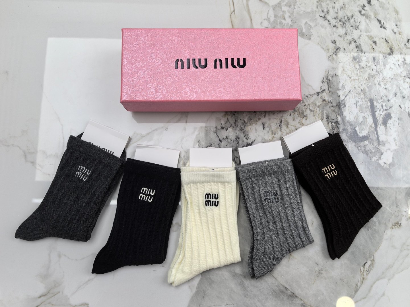 💛配专柜包装 MIUMIU（缪缪）最新双针中长筒刺绣款堆堆袜袜子！一盒五双，专柜同步筒袜袜子，💛大牌出街，潮人必备🔥超好