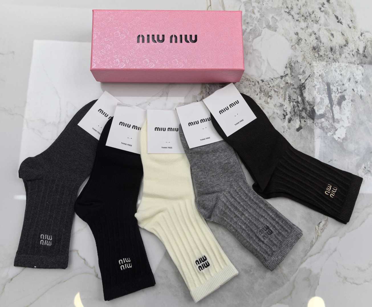 💛配专柜包装 MIUMIU（缪缪）最新双针中长筒刺绣款堆堆袜袜子！一盒五双，专柜同步筒袜袜子，💛大牌出街，潮人必备🔥超好