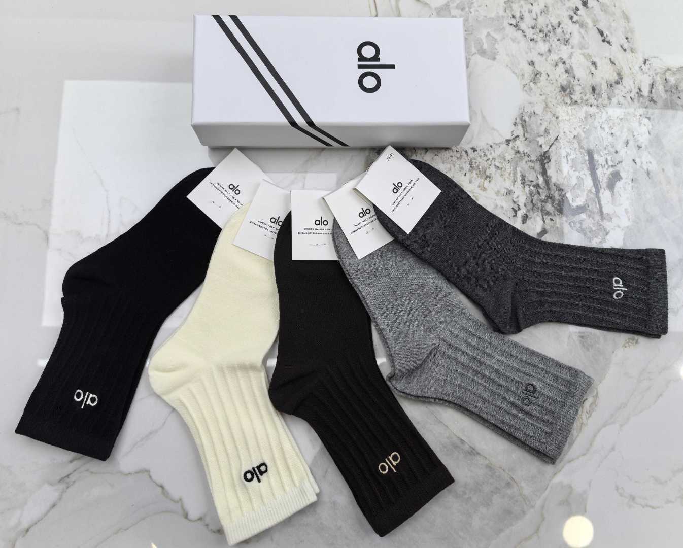 💛配专柜包装 ALO（阿洛）最新双针中长筒刺绣款堆堆袜袜子！一盒五双，专柜同步筒袜袜子，💛大牌出街，潮人必备🔥超好搭