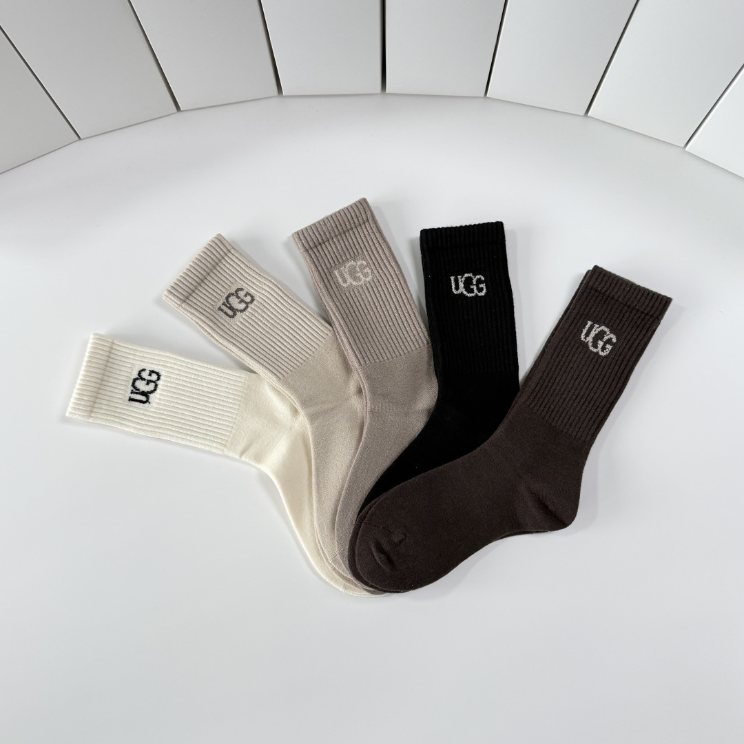 💛配专柜包装 UGG 新款羊绒中长款堆堆袜袜子！一盒五双，专柜同步筒袜袜子，💛大牌出街，潮人必备🔥超好搭