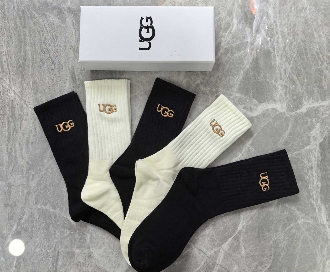 💛配专柜包装 UGG 新款刺绣羊绒中长款堆堆袜袜子！一盒五双，专柜同步筒袜袜子，💛大牌出街，潮人必备🔥超好搭