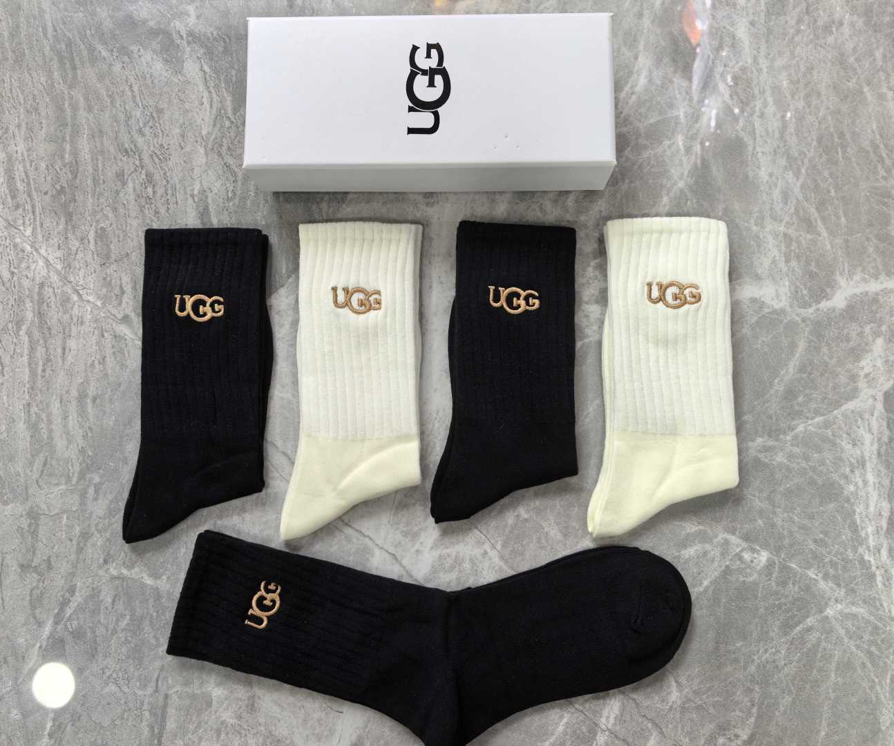 💛配专柜包装 UGG 新款刺绣羊绒中长款堆堆袜袜子！一盒五双，专柜同步筒袜袜子，💛大牌出街，潮人必备🔥超好搭