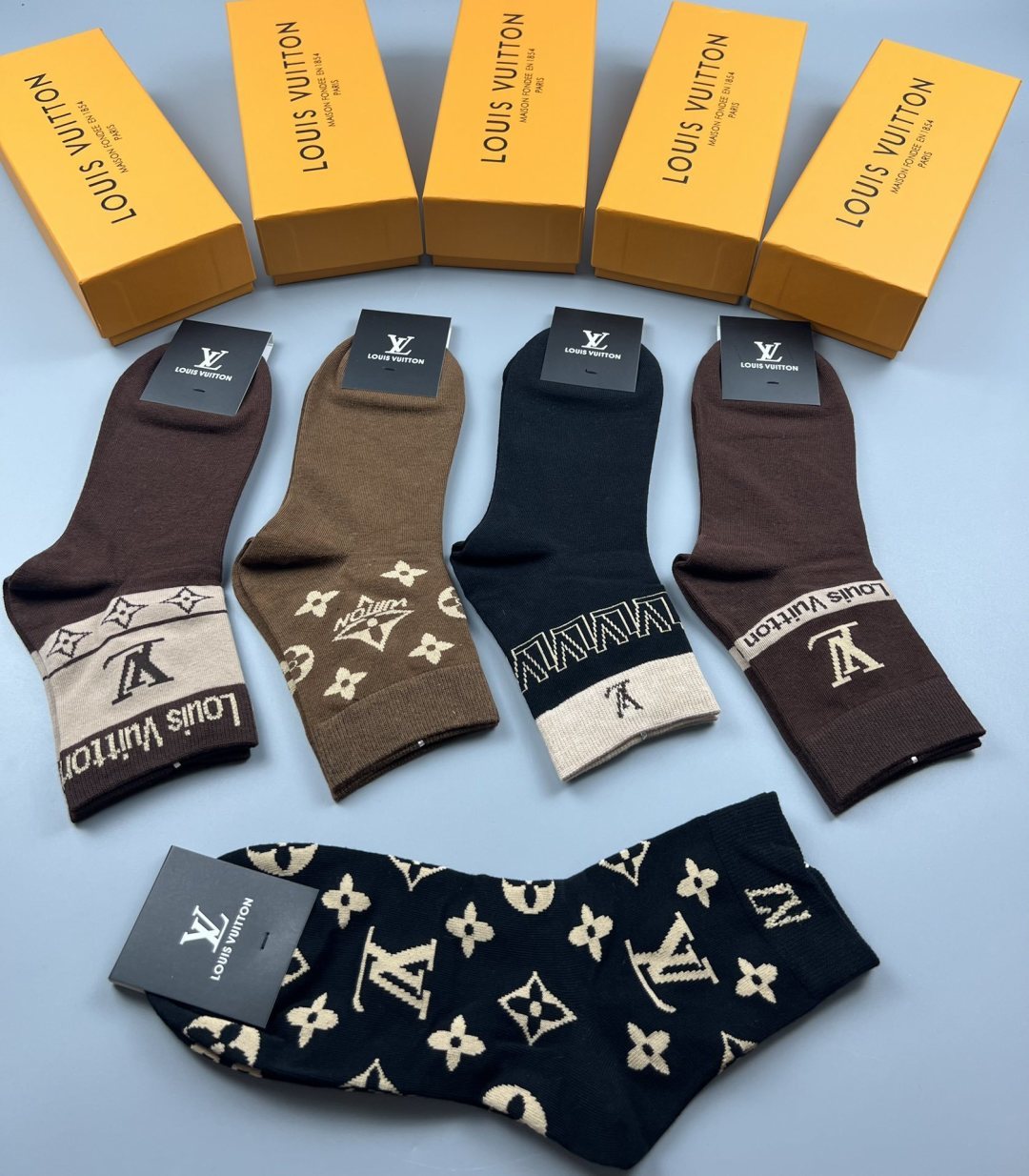 💛配专柜包装 LV（路易威登）新款中长款堆堆袜袜子！一盒五双，专柜同步筒袜袜子，💛大牌出街，潮人必备🔥超好搭。
