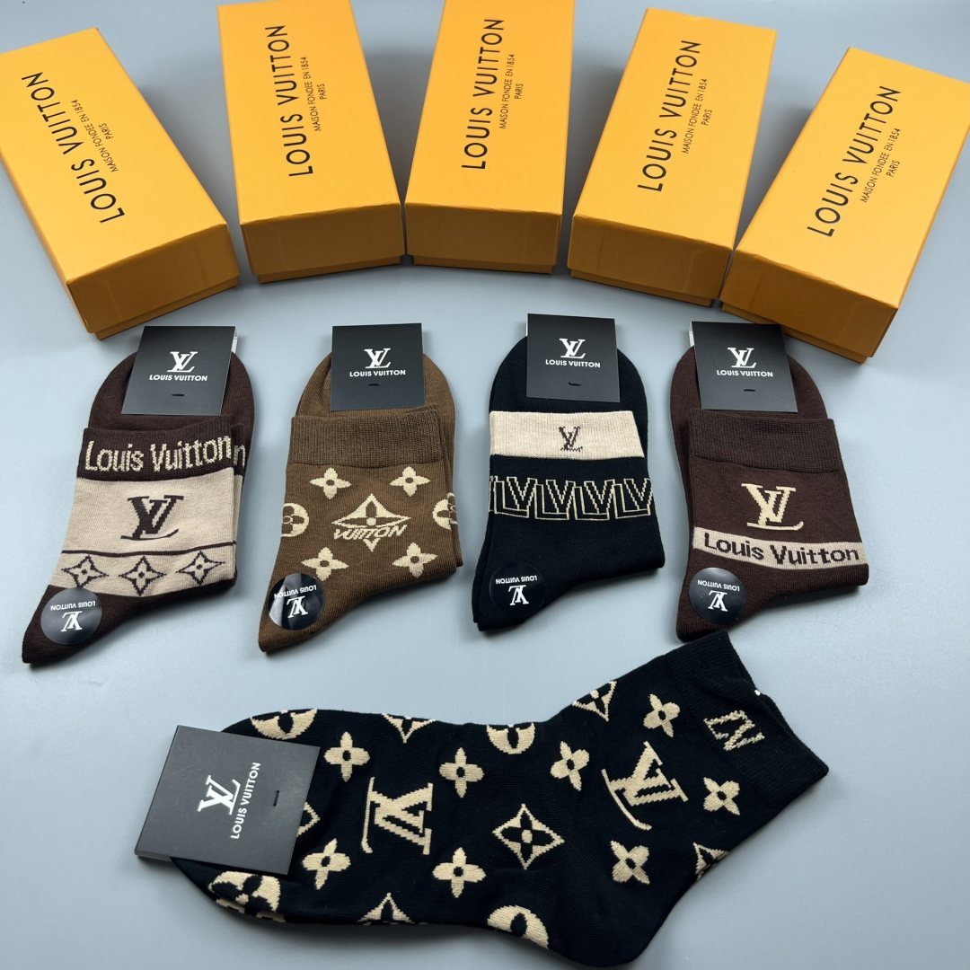 💛配专柜包装 LV（路易威登）新款中长款堆堆袜袜子！一盒五双，专柜同步筒袜袜子，💛大牌出街，潮人必备🔥超好搭。
