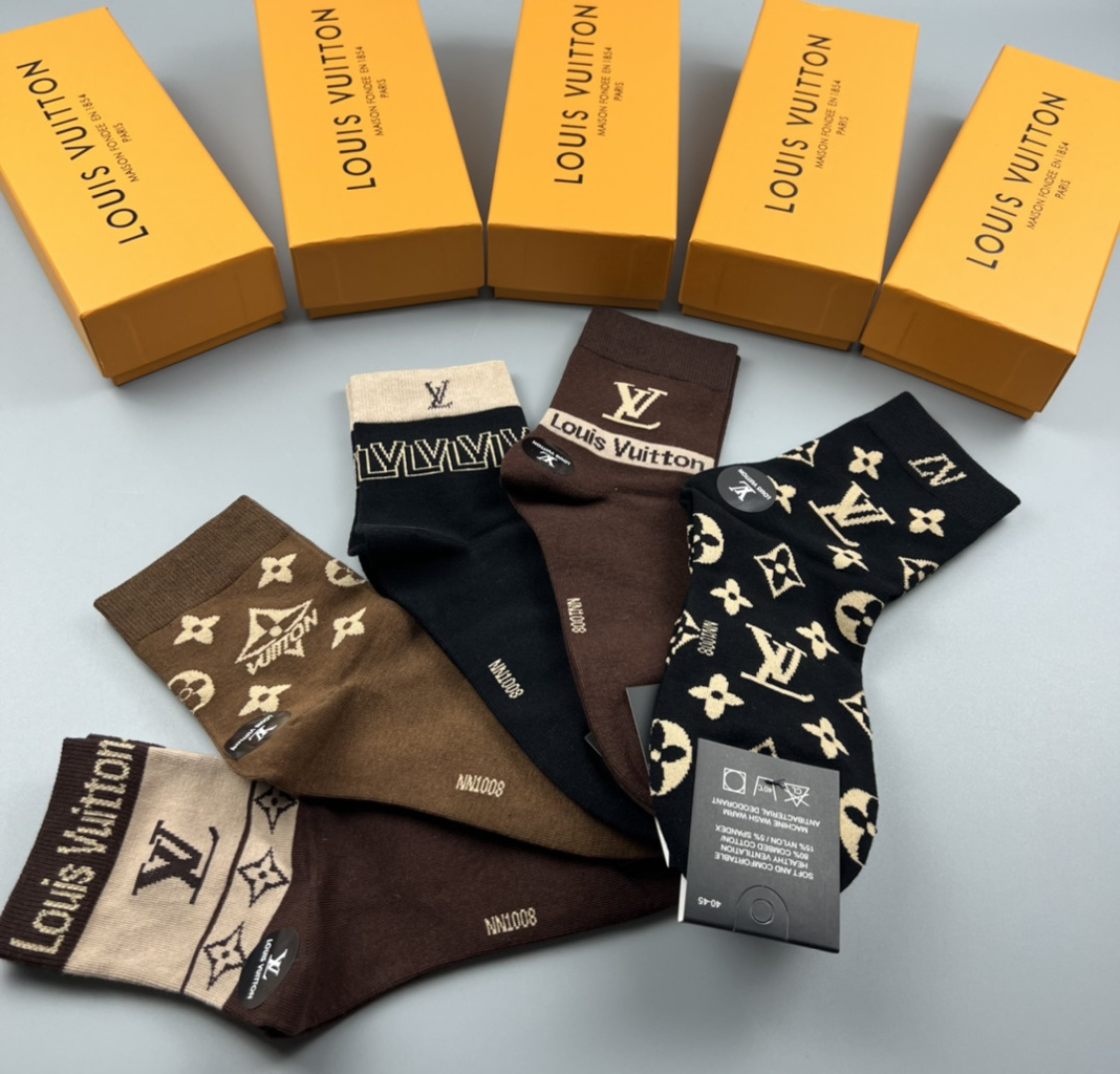 💛配专柜包装 LV（路易威登）新款中长款堆堆袜袜子！一盒五双，专柜同步筒袜袜子，💛大牌出街，潮人必备🔥超好搭。