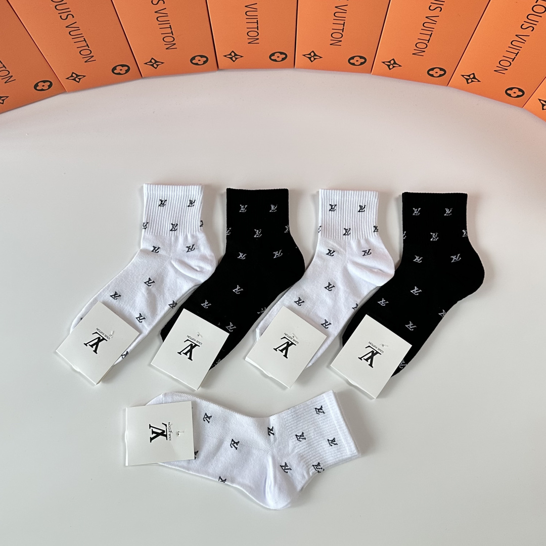💛配专柜包装 LV（路易威登）新款中长款堆堆袜袜子！一盒五双，专柜同步筒袜袜子，💛大牌出街，潮人必备🔥超好搭。