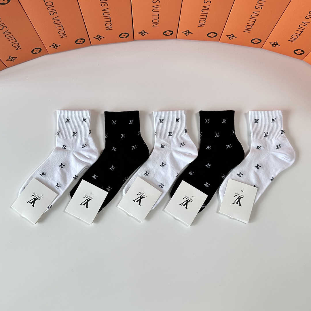 💛配专柜包装 LV（路易威登）新款中长款堆堆袜袜子！一盒五双，专柜同步筒袜袜子，💛大牌出街，潮人必备🔥超好搭。