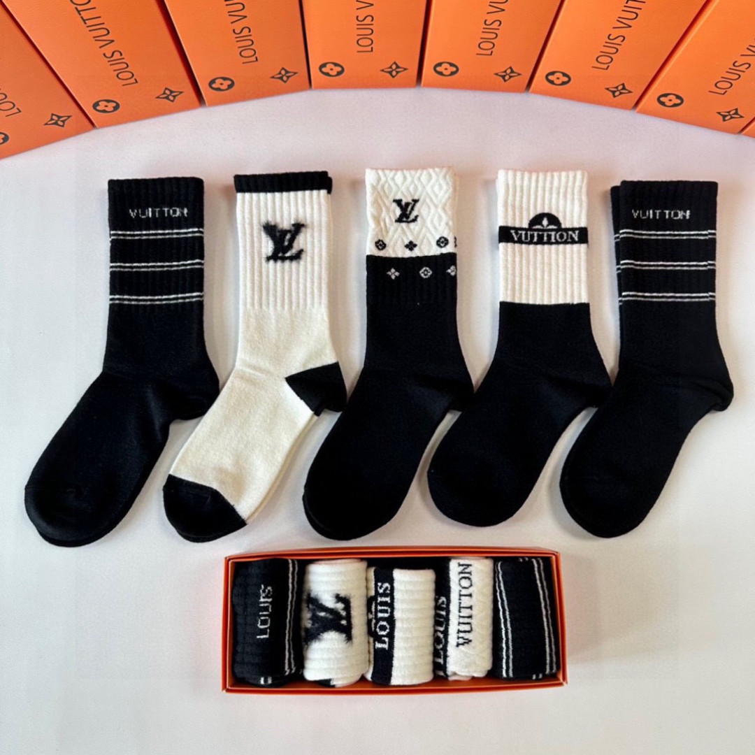 💛配专柜包装 LV（路易威登）新款羊绒中长款堆堆袜袜子！一盒五双，专柜同步筒袜袜子，💛大牌出街，潮人必备🔥超好搭。