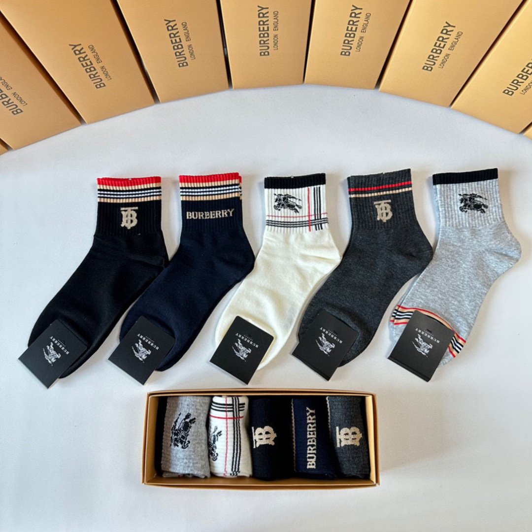 💛配专柜包装 Burberry （巴宝莉）新款中长款堆堆袜袜子！一盒五双，专柜同步筒袜袜子，大牌出街，潮人必备🔥超好搭