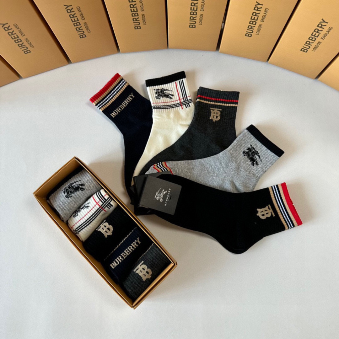 💛配专柜包装 Burberry （巴宝莉）新款中长款堆堆袜袜子！一盒五双，专柜同步筒袜袜子，大牌出街，潮人必备🔥超好搭