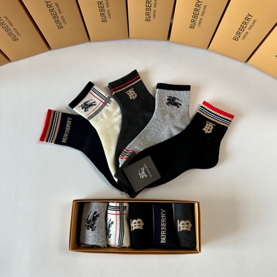 💛配专柜包装 Burberry （巴宝莉）新款中长款堆堆袜袜子！一盒五双，专柜同步筒袜袜子，大牌出街，潮人必备🔥超好搭