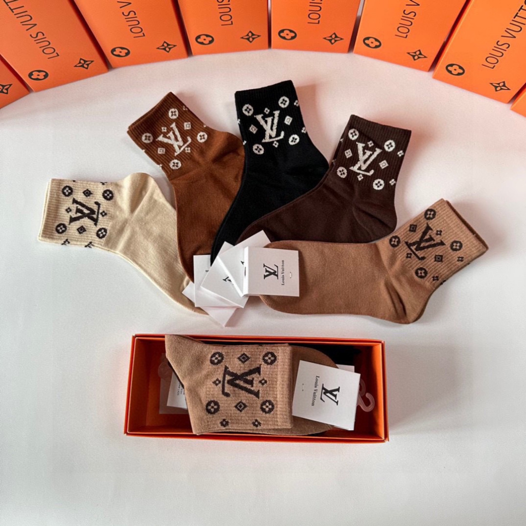💛配专柜包装 LV（路易威登）新款中长筒堆堆袜袜子！一盒五双，专柜同步筒袜袜子，💛大牌出街，潮人必备🔥超好搭