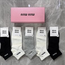 💛配包装 MiuMiu(缪缪)新款刺绣中短款堆袜袜子!一盒五双, 专柜同步筒袜袜子,💛大牌出街,潮人必备🔥超好搭。 💛配包装 MiuMiu(缪缪)新款刺绣中短款堆袜袜子!一盒五双, 专柜同步筒袜袜子,💛大牌出街,潮人必备🔥超好搭。