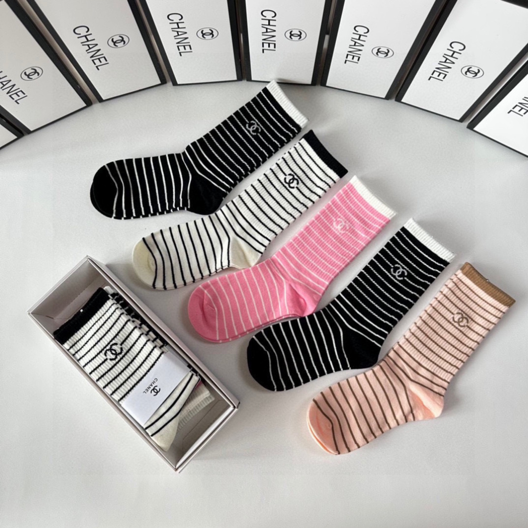 💛配专柜包装 Chanel（香奈儿）新款中长筒堆堆袜袜子！一盒五双，专柜同步筒袜袜子，💛大牌出街，潮人必备🔥超好搭