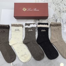 配包装 LORO PIANA(LP)新款中长款木耳边刺绣款堆堆袜袜子!一盒五双, 专柜同步筒款袜子,💛大牌出街,潮人必备 配包装 LORO PIANA(LP)新款中长款木耳边刺绣款堆堆袜袜子!一盒五双, 专柜同步筒款袜子,💛大牌出街,潮人必备