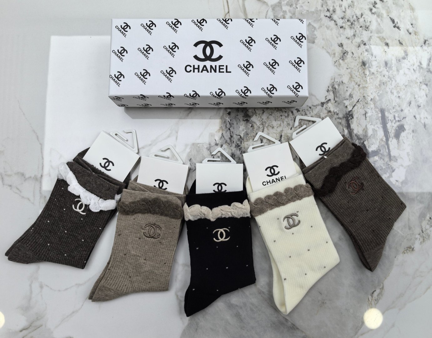 配包装 Chanel（香奈儿）新款中长款木耳边刺绣款堆堆袜袜子！一盒五双， 专柜同步筒款袜子，💛大牌出街，潮人必备🔥超好
