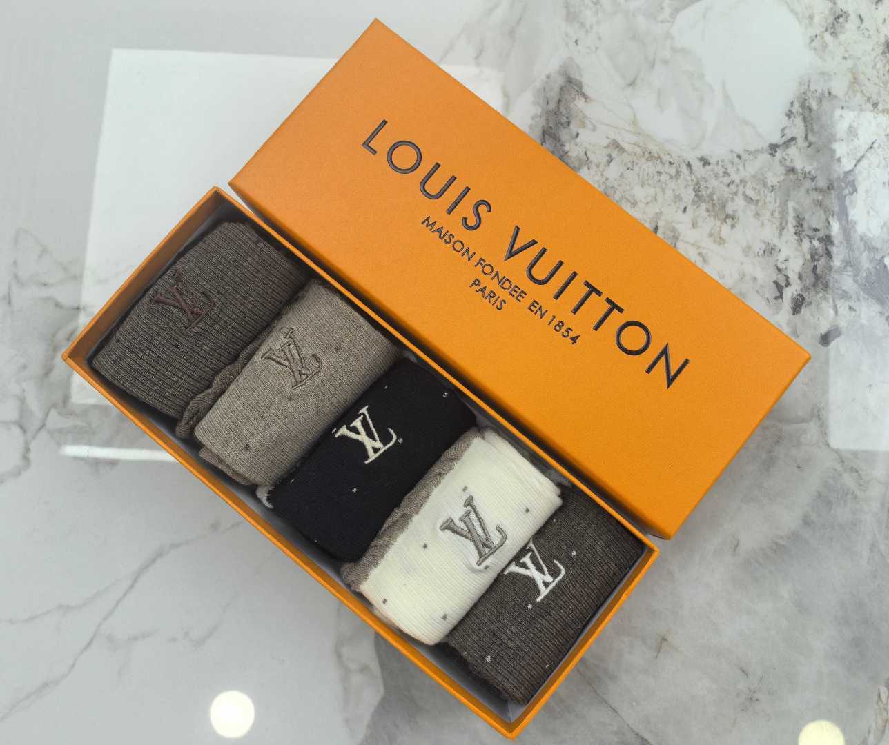 配包装 LV（路易威登）新款中长款木耳边刺绣款堆堆袜袜子！一盒五双， 专柜同步筒款袜子，💛大牌出街，潮人必备🔥超好搭