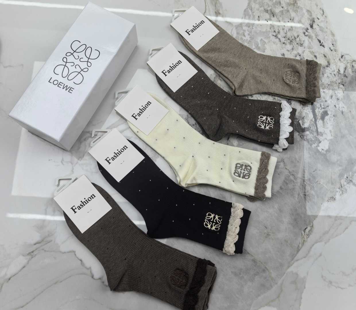 配包装 LOEWE（罗意威）新款中长款木耳边刺绣款堆堆袜袜子！一盒五双， 专柜同步筒款袜子，💛大牌出街，潮人必备🔥超好搭