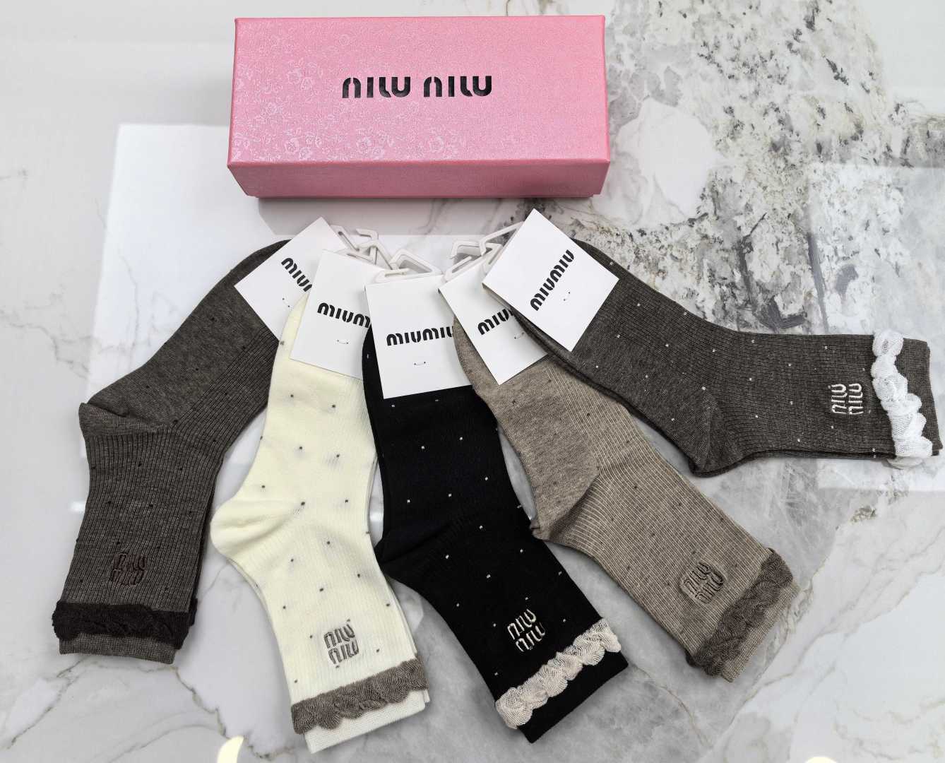 配包装 MIUMIU（缪缪）新款中长款木耳边刺绣款堆堆袜袜子！一盒五双， 专柜同步筒款袜子，💛大牌出街，潮人必备🔥超好搭