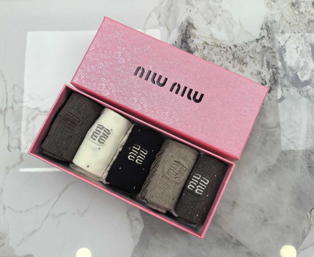 配包装 MIUMIU（缪缪）新款中长款木耳边刺绣款堆堆袜袜子！一盒五双， 专柜同步筒款袜子，💛大牌出街，潮人必备🔥超好搭
