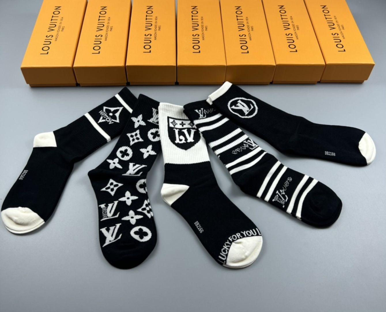 配包装 LV（路易威登）新款中长款堆堆袜袜子！一盒五双， 专柜同步筒款袜子，💛大牌出街，潮人必备🔥超好搭