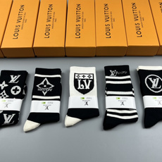 配包装 LV(路易威登)新款中长款堆堆袜袜子!一盒五双, 专柜同步筒款袜子,💛大牌出街,潮人必备🔥超好搭 配包装 LV(路易威登)新款中长款堆堆袜袜子!一盒五双, 专柜同步筒款袜子,💛大牌出街,潮人必备🔥超好搭
