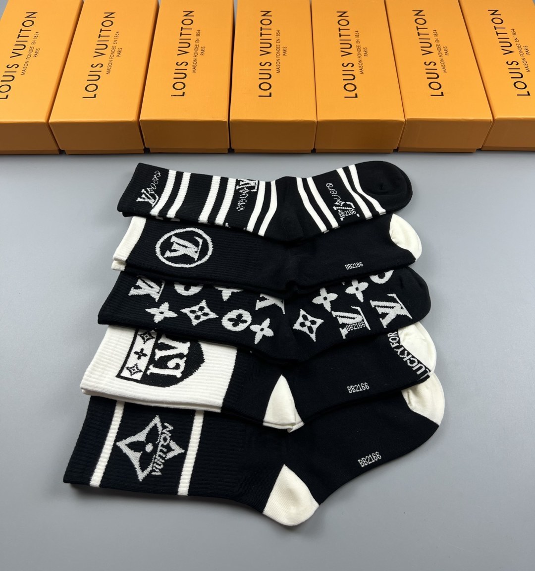 配包装 LV（路易威登）新款中长款堆堆袜袜子！一盒五双， 专柜同步筒款袜子，💛大牌出街，潮人必备🔥超好搭