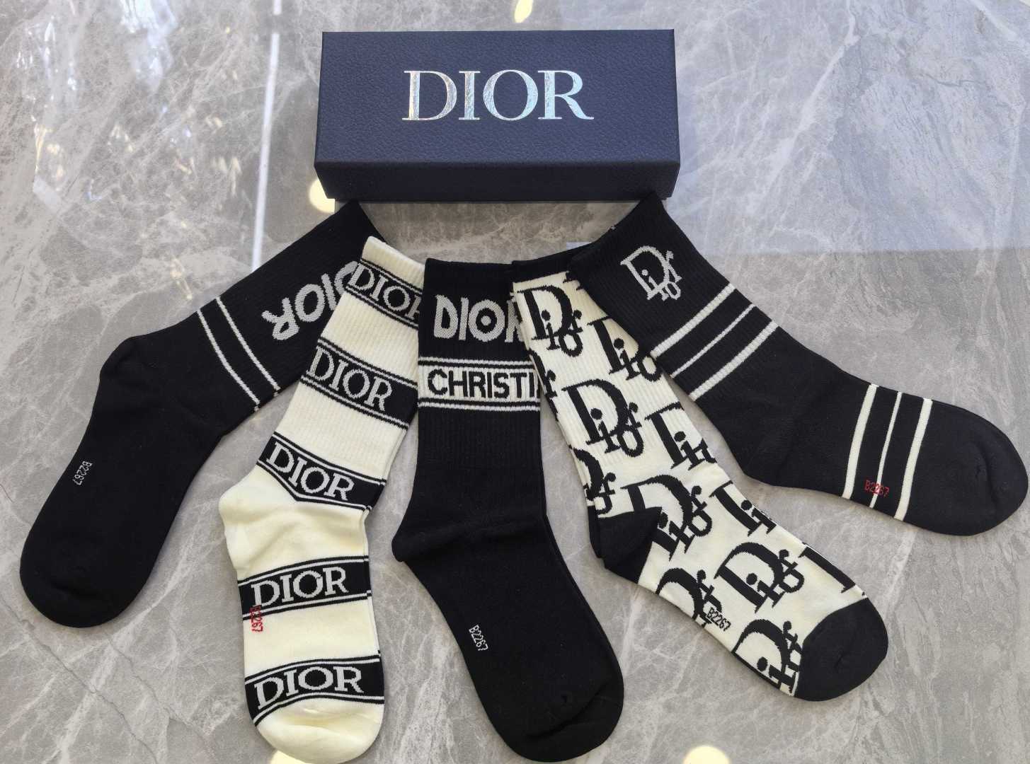 配包装 DIOR（迪奥）新款中长款堆堆袜袜子！一盒五双， 专柜同步筒款袜子，💛大牌出街，潮人必备🔥超好搭