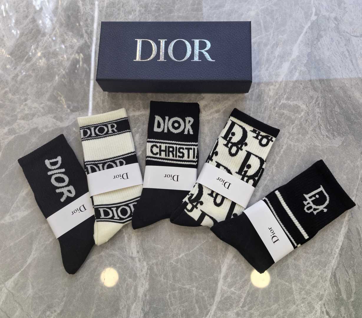 配包装 DIOR（迪奥）新款中长款堆堆袜袜子！一盒五双， 专柜同步筒款袜子，💛大牌出街，潮人必备🔥超好搭