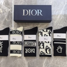 配包装 DIOR(迪奥)新款中长款堆堆袜袜子!一盒五双, 专柜同步筒款袜子,💛大牌出街,潮人必备🔥超好搭 配包装 DIOR(迪奥)新款中长款堆堆袜袜子!一盒五双, 专柜同步筒款袜子,💛大牌出街,潮人必备🔥超好搭