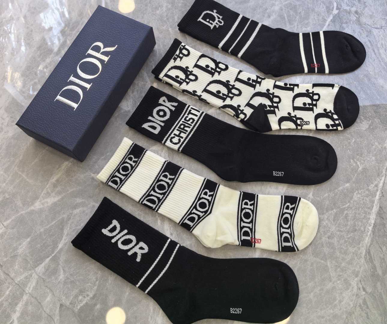 配包装 DIOR（迪奥）新款中长款堆堆袜袜子！一盒五双， 专柜同步筒款袜子，💛大牌出街，潮人必备🔥超好搭
