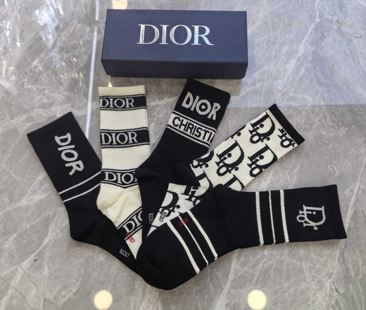 配包装 DIOR（迪奥）新款中长款堆堆袜袜子！一盒五双， 专柜同步筒款袜子，💛大牌出街，潮人必备🔥超好搭