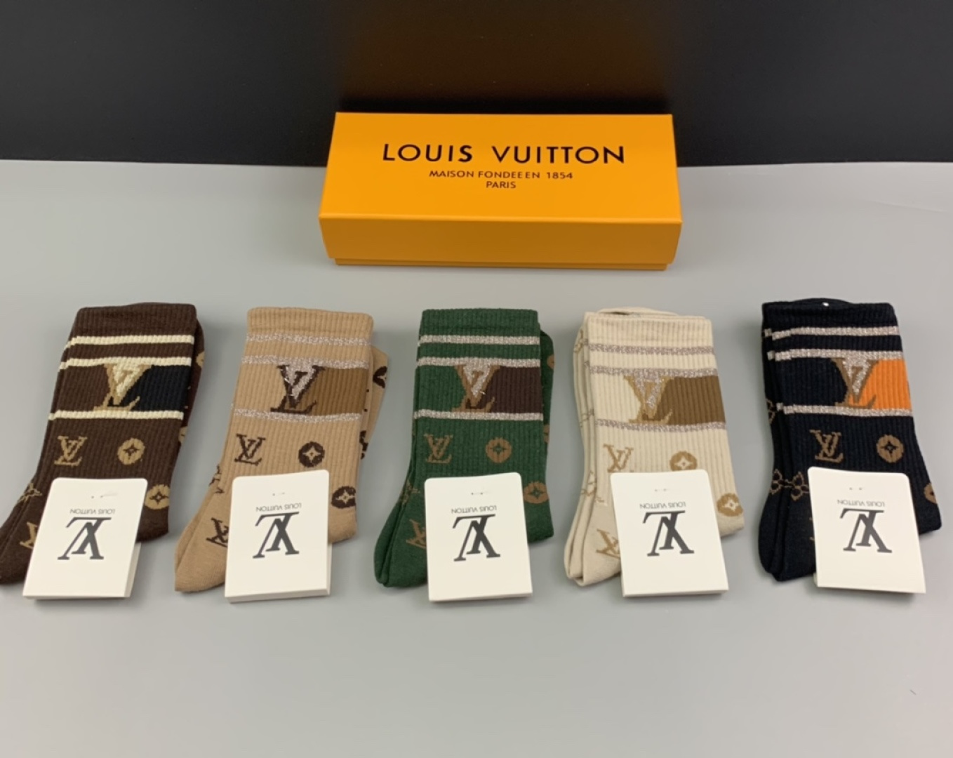 配包装 LV（路易威登）新款中长款堆堆袜袜子！一盒五双， 专柜同步筒款袜子，💛大牌出街，潮人必备🔥超好搭