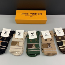 配包装 LV(路易威登)新款中长款堆堆袜袜子!一盒五双, 专柜同步筒款袜子,💛大牌出街,潮人必备🔥超好搭 配包装 LV(路易威登)新款中长款堆堆袜袜子!一盒五双, 专柜同步筒款袜子,💛大牌出街,潮人必备🔥超好搭