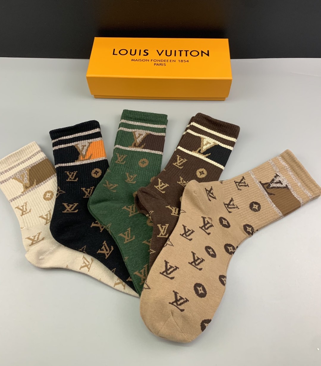 配包装 LV（路易威登）新款中长款堆堆袜袜子！一盒五双， 专柜同步筒款袜子，💛大牌出街，潮人必备🔥超好搭