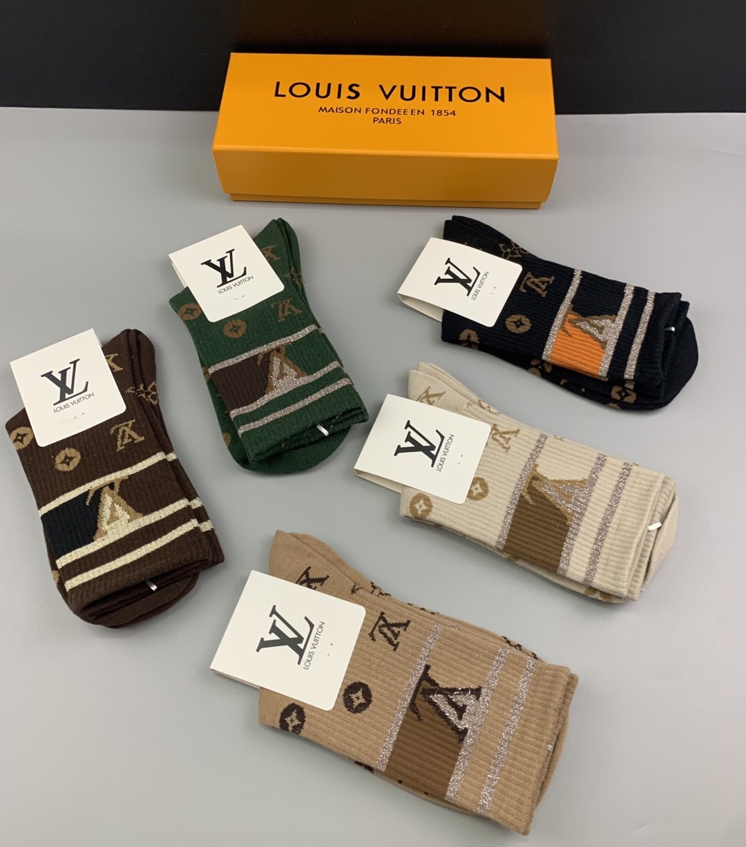 配包装 LV（路易威登）新款中长款堆堆袜袜子！一盒五双， 专柜同步筒款袜子，💛大牌出街，潮人必备🔥超好搭