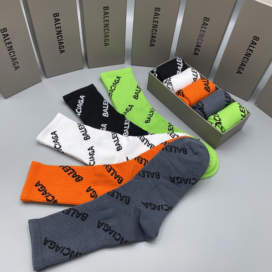 配包装 BALENCIAGA（巴黎世家）新款中长款堆堆袜袜子！一盒五双， 专柜同步筒款袜子，💛大牌出街，潮人必备🔥超好搭